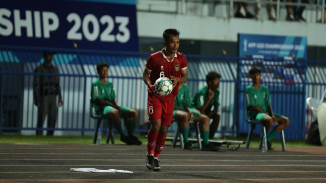 Robi Darwis saat melakukan lemparan ke dalam. [Instagram]